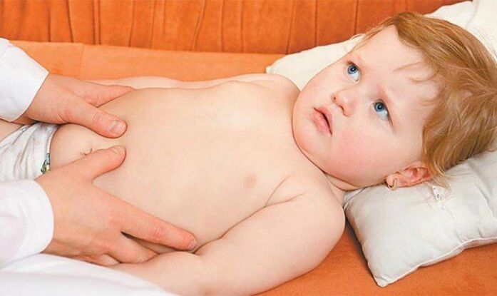 Το παιδί ανησυχεί για τον πόνο στην άρθρωση του ισχίου που προκαλείται από την επιφυσιόλυση